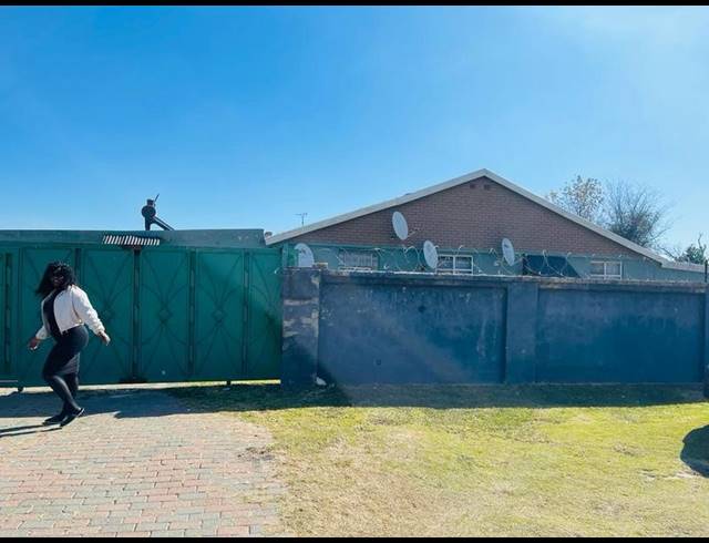 15 BEDROOM HOUSE FOR SALE IN RHODESFIELD